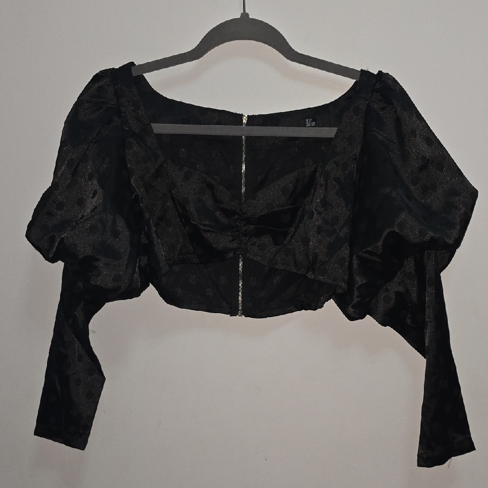 Chic Women's Black Cropped Blouse Size 6